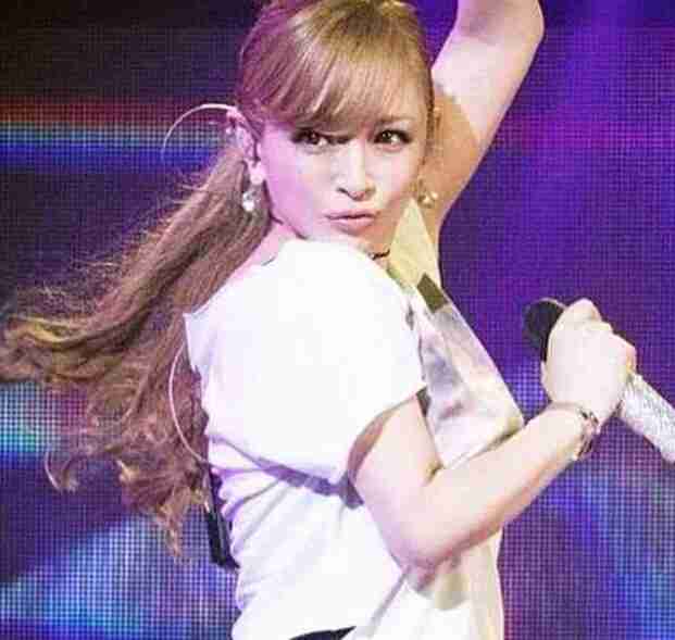 浜崎あゆみ、ミニスカートから美尻チラリ「見えちゃいそう」「超セクシー」と反響