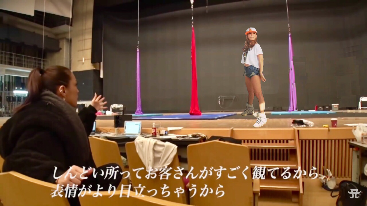 浜崎あゆみ、ミニスカートから美尻チラリ「見えちゃいそう」「超セクシー」と反響