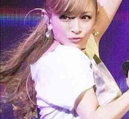 浜崎あゆみ、ミニスカートから美尻チラリ「見えちゃいそう」「超セクシー」と反響