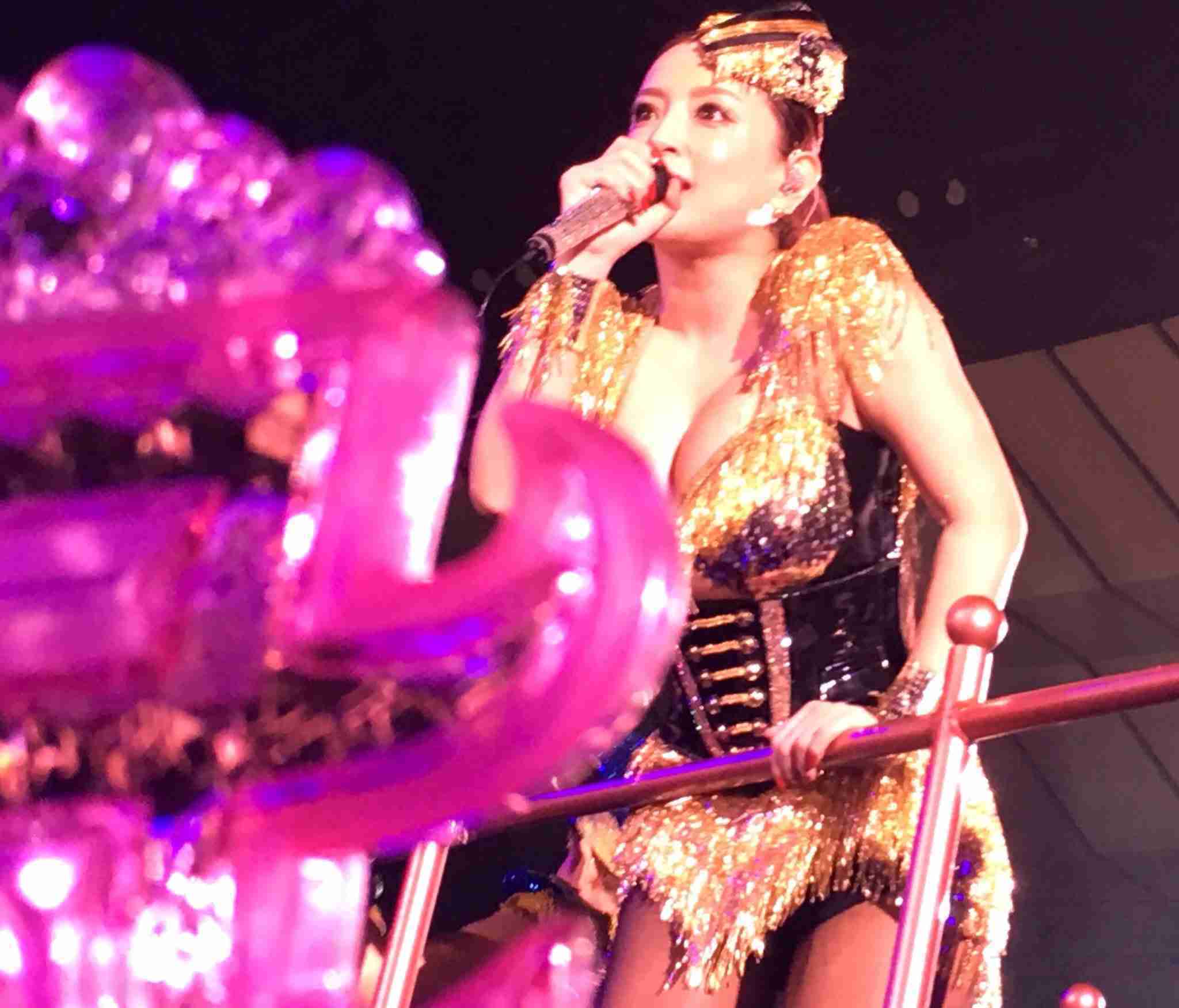 浜崎あゆみ、ミニスカートから美尻チラリ「見えちゃいそう」「超セクシー」と反響