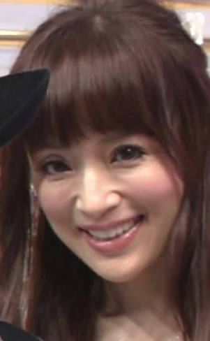 浜崎あゆみ、ミニスカートから美尻チラリ「見えちゃいそう」「超セクシー」と反響