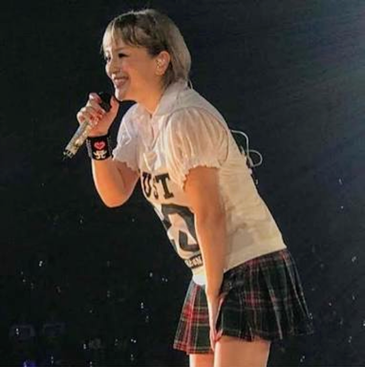 浜崎あゆみ、ミニスカートから美尻チラリ「見えちゃいそう」「超セクシー」と反響
