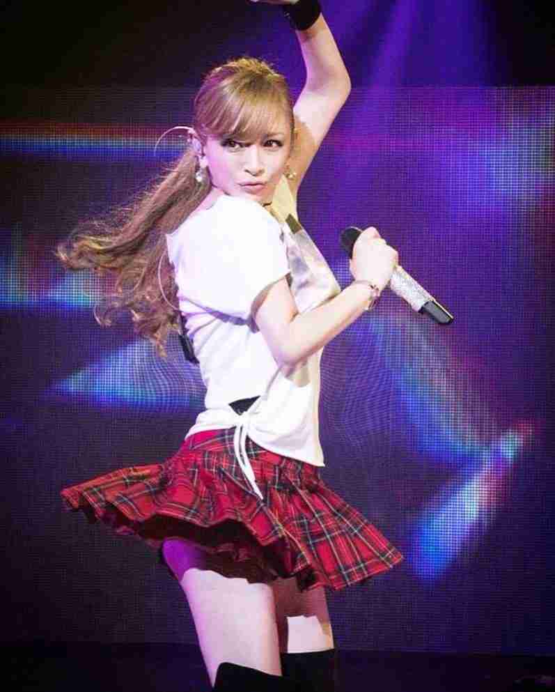 浜崎あゆみ、ミニスカートから美尻チラリ「見えちゃいそう」「超セクシー」と反響
