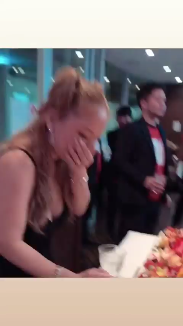 浜崎あゆみ、ミニスカートから美尻チラリ「見えちゃいそう」「超セクシー」と反響