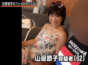 浜崎あゆみ、ミニスカートから美尻チラリ「見えちゃいそう」「超セクシー」と反響