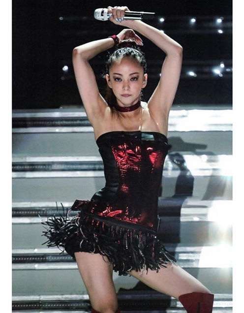 浜崎あゆみ、ミニスカートから美尻チラリ「見えちゃいそう」「超セクシー」と反響
