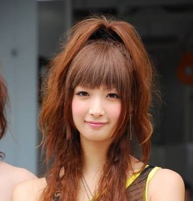 菜々緒、伝統の一戦で始球式!ノーバンならずもまぶしい美脚披露