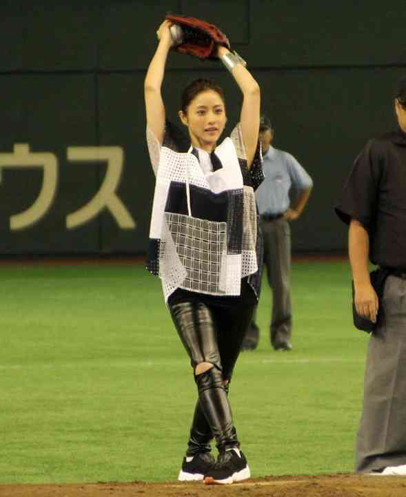 菜々緒、伝統の一戦で始球式!ノーバンならずもまぶしい美脚披露