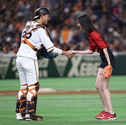 菜々緒、伝統の一戦で始球式!ノーバンならずもまぶしい美脚披露