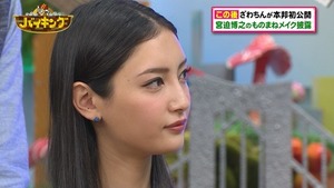 菜々緒、伝統の一戦で始球式!ノーバンならずもまぶしい美脚披露