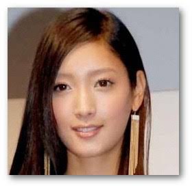 菜々緒、伝統の一戦で始球式!ノーバンならずもまぶしい美脚披露