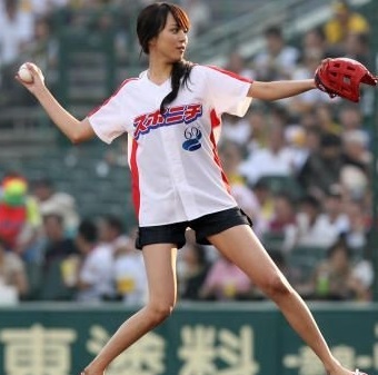 菜々緒、伝統の一戦で始球式!ノーバンならずもまぶしい美脚披露