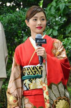 赤い衣装の芸能人