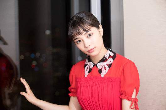 赤い衣装の芸能人