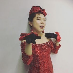 赤い衣装の芸能人