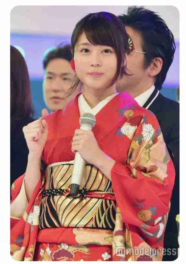 赤い衣装の芸能人