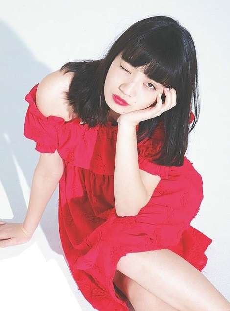 赤い衣装の芸能人