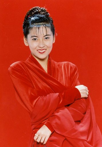 赤い衣装の芸能人