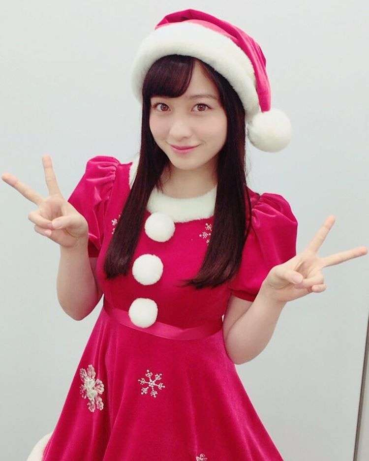 赤い衣装の芸能人