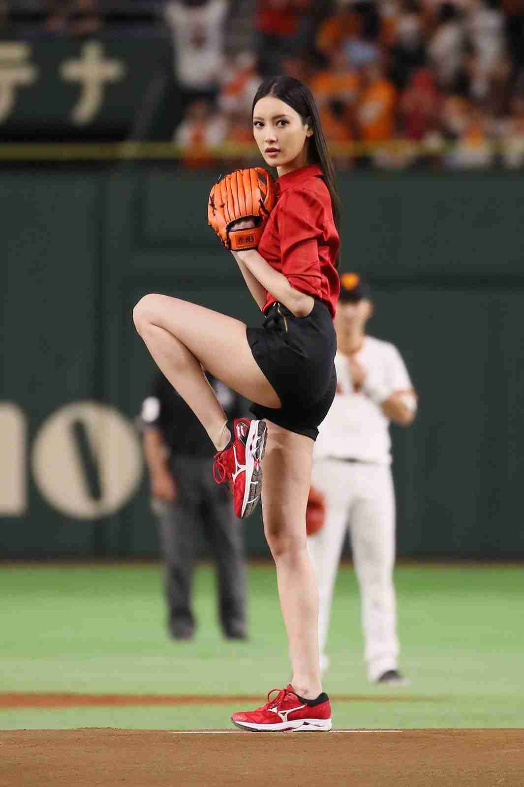 赤い衣装の芸能人