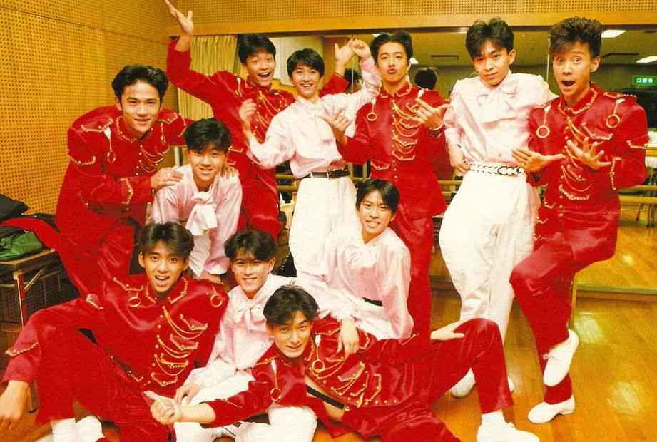 赤い衣装の芸能人