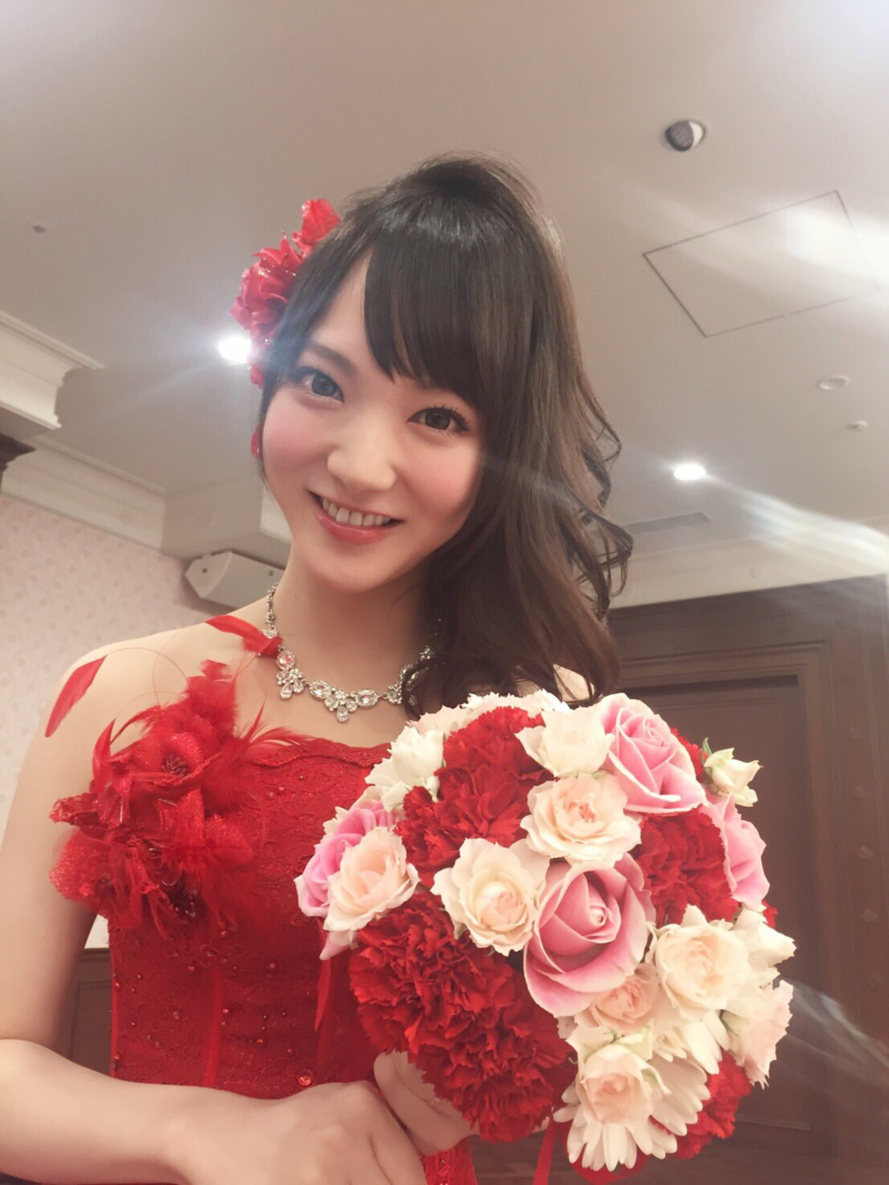赤い衣装の芸能人