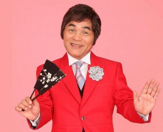 赤い衣装の芸能人