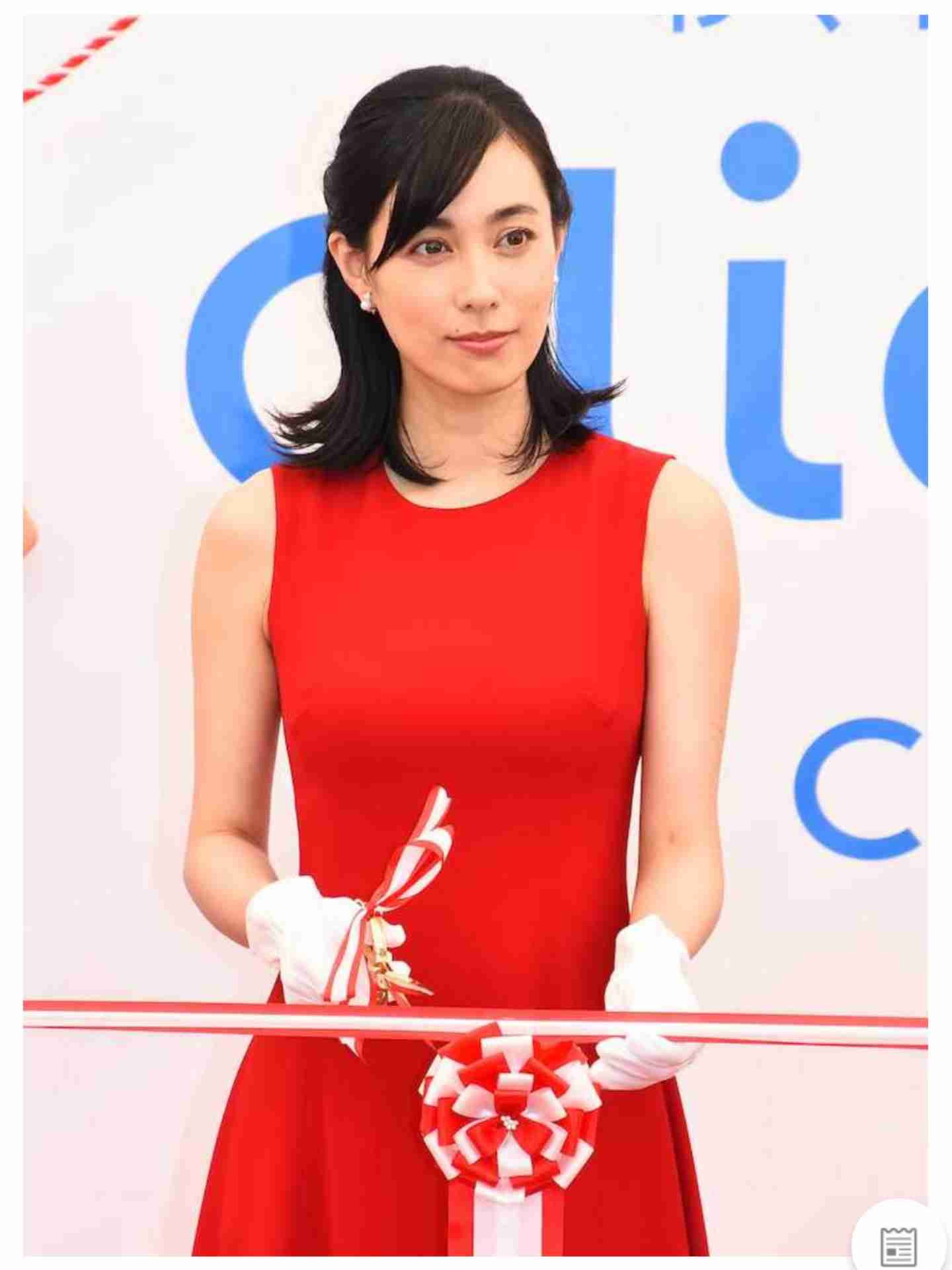 赤い衣装の芸能人