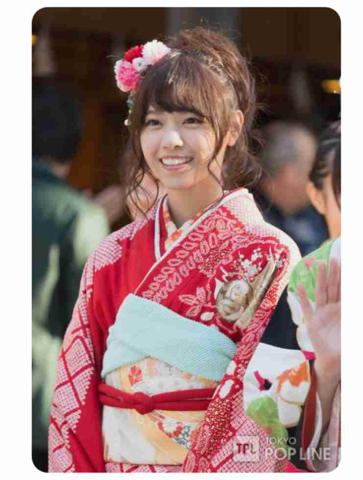 赤い衣装の芸能人