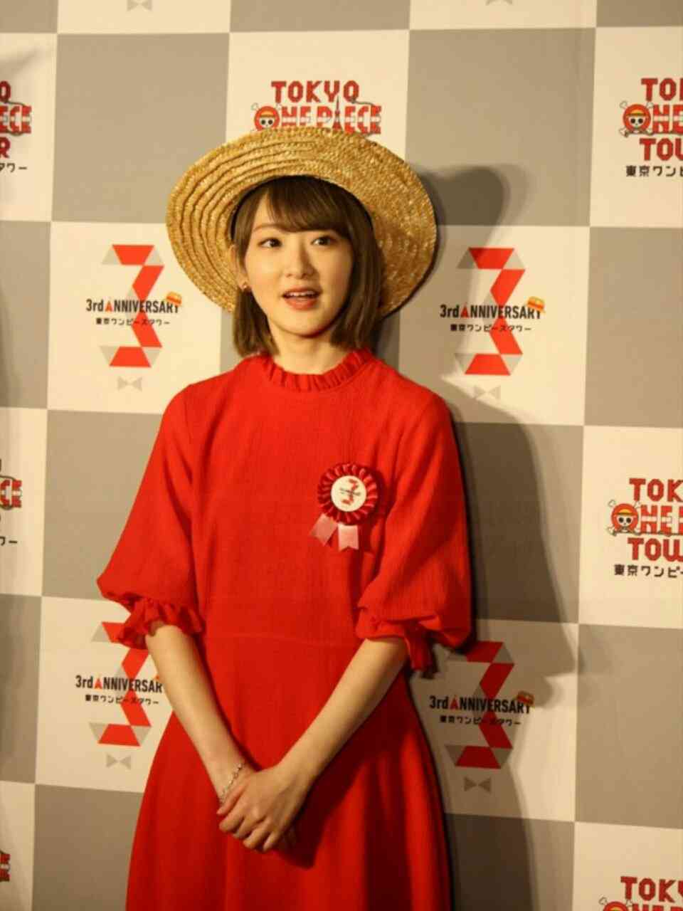 赤い衣装の芸能人