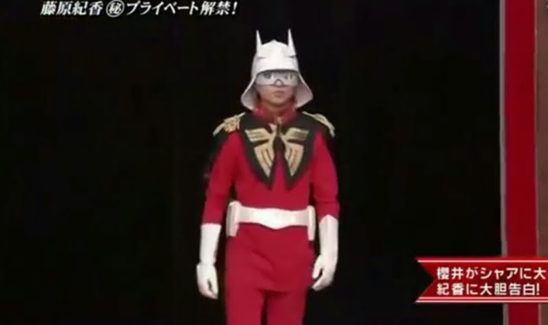 赤い衣装の芸能人