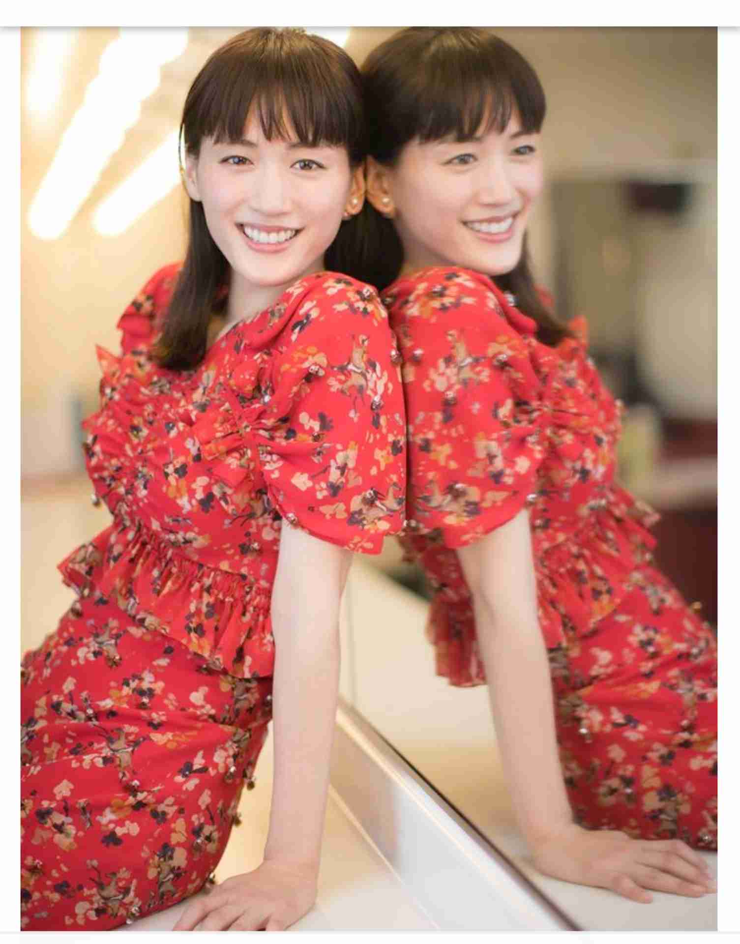 赤い衣装の芸能人