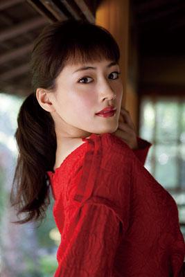 赤い衣装の芸能人
