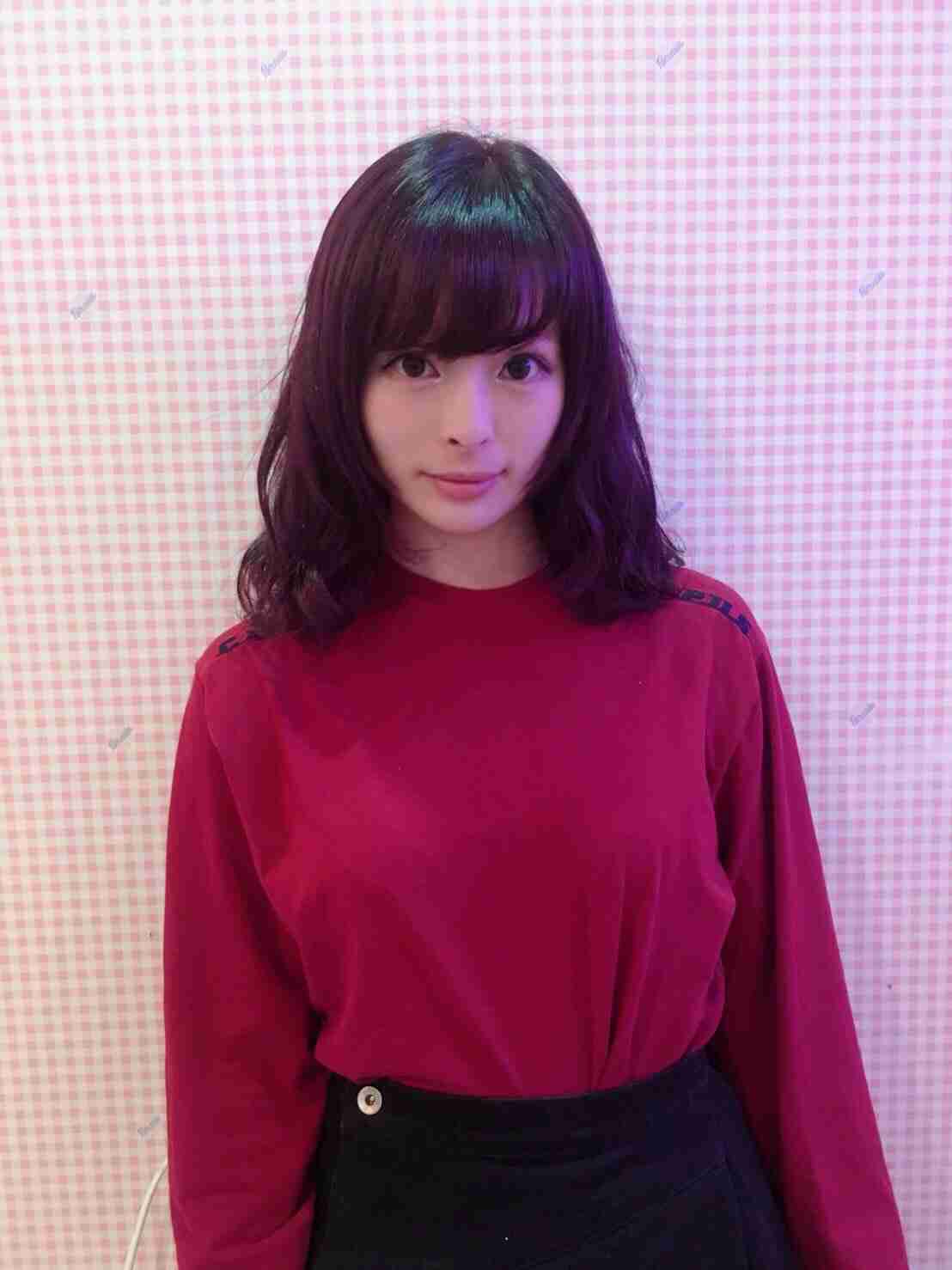 赤い衣装の芸能人