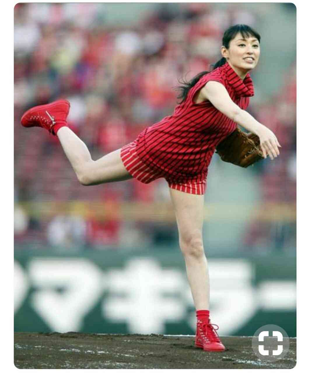 赤い衣装の芸能人
