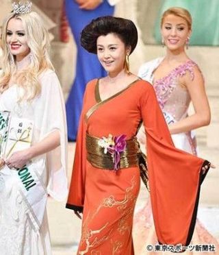 赤い衣装の芸能人