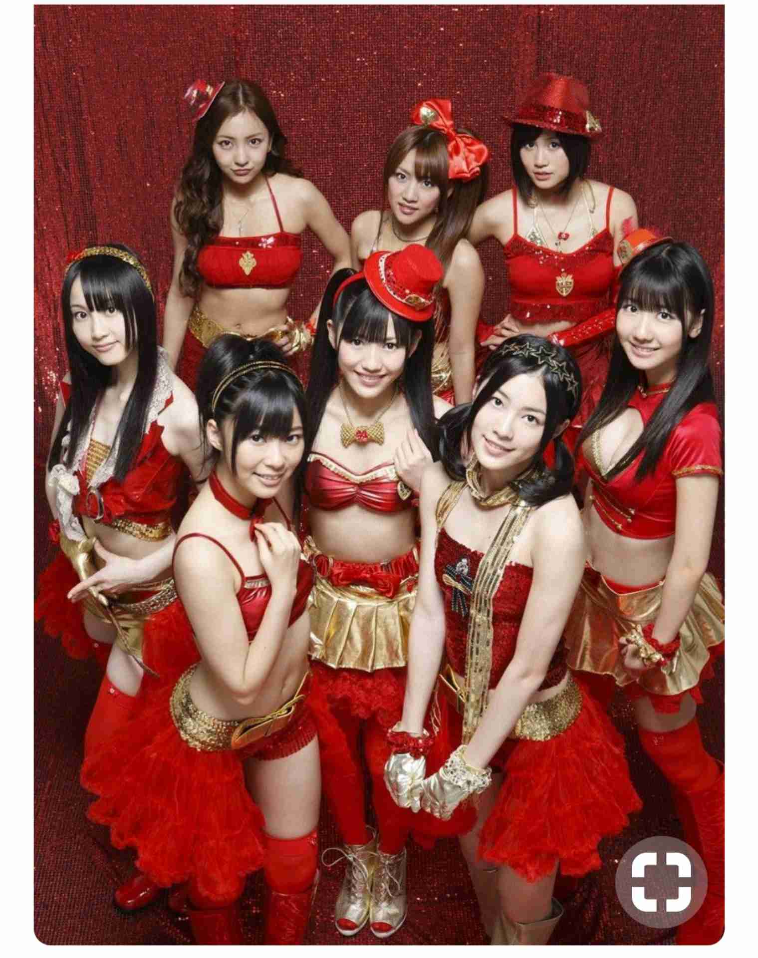 赤い衣装の芸能人
