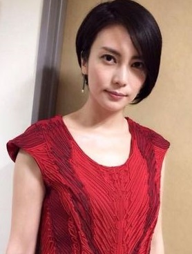 赤い衣装の芸能人