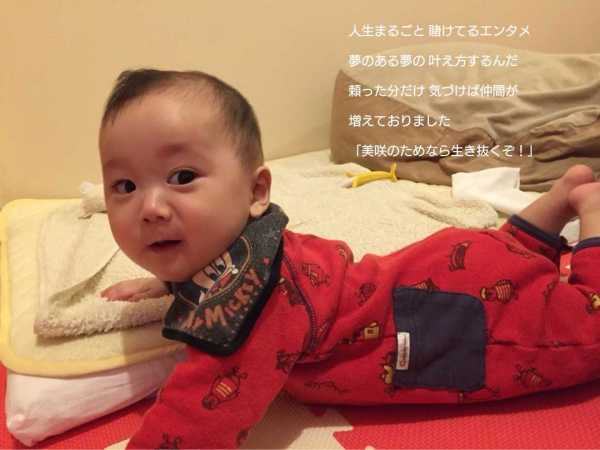赤い衣装の芸能人