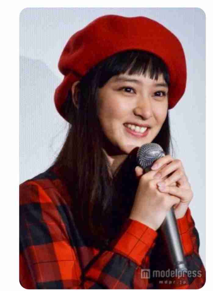 赤い衣装の芸能人