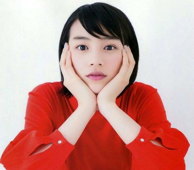 赤い衣装の芸能人