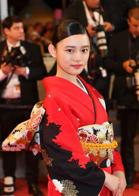 赤い衣装の芸能人