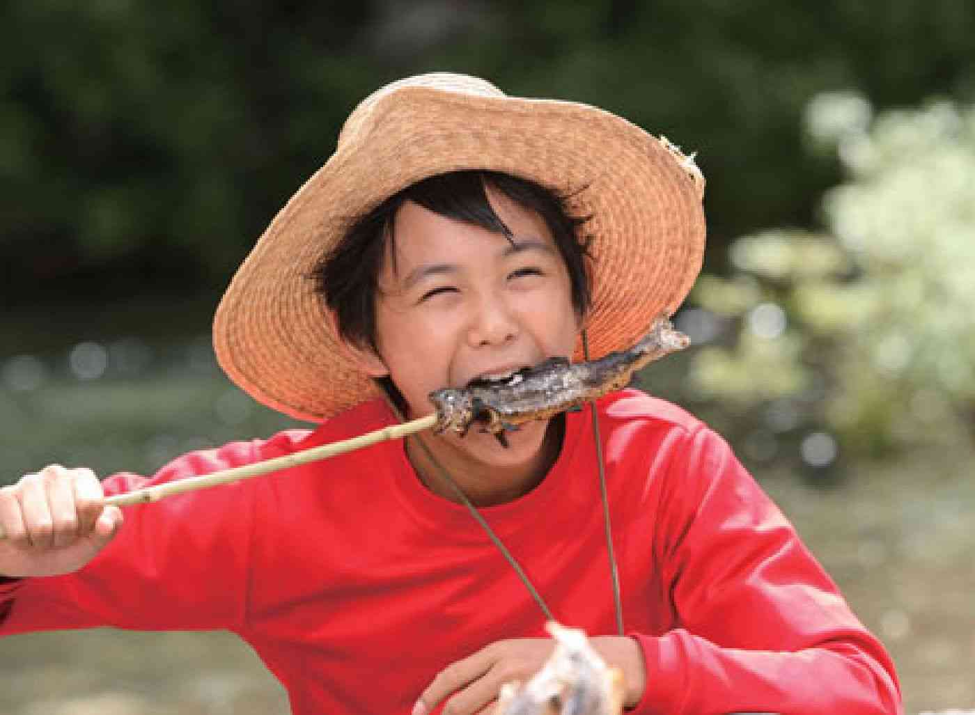 赤い衣装の芸能人