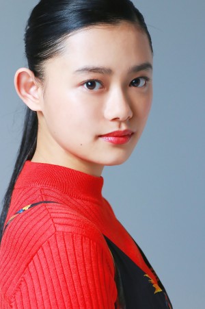 赤い衣装の芸能人