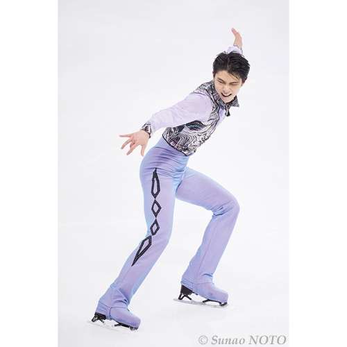 羽生結弦、笑顔全開で密着ハグ 世界中からコメント殺到