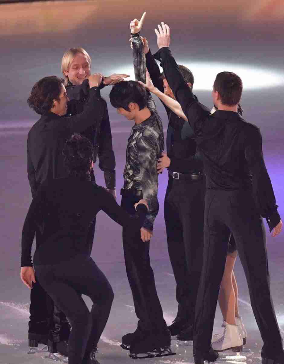 羽生結弦、笑顔全開で密着ハグ 世界中からコメント殺到