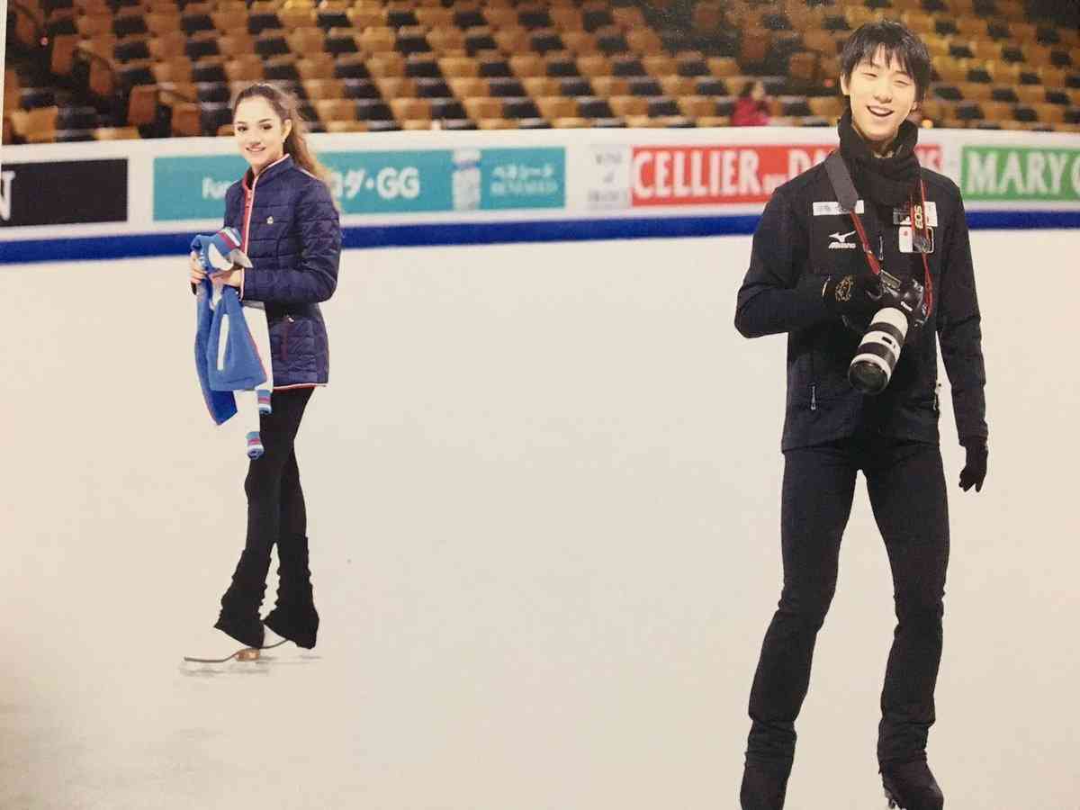 羽生結弦、笑顔全開で密着ハグ 世界中からコメント殺到