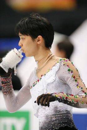 羽生結弦、笑顔全開で密着ハグ 世界中からコメント殺到
