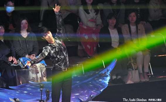 羽生結弦、笑顔全開で密着ハグ 世界中からコメント殺到