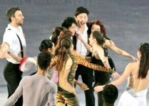 羽生結弦、笑顔全開で密着ハグ 世界中からコメント殺到